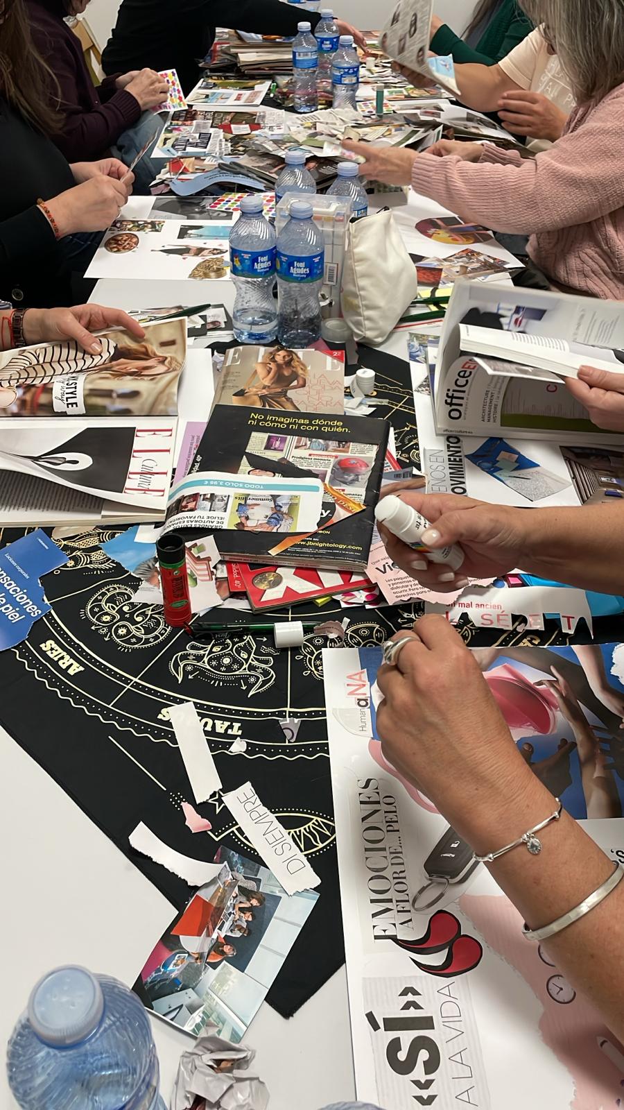 Mesa de trabajo del encuentro de Aries con la actividad hands-on de Vision Board